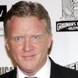 Anthony Michael Hall Height in feet/cm. How Tall